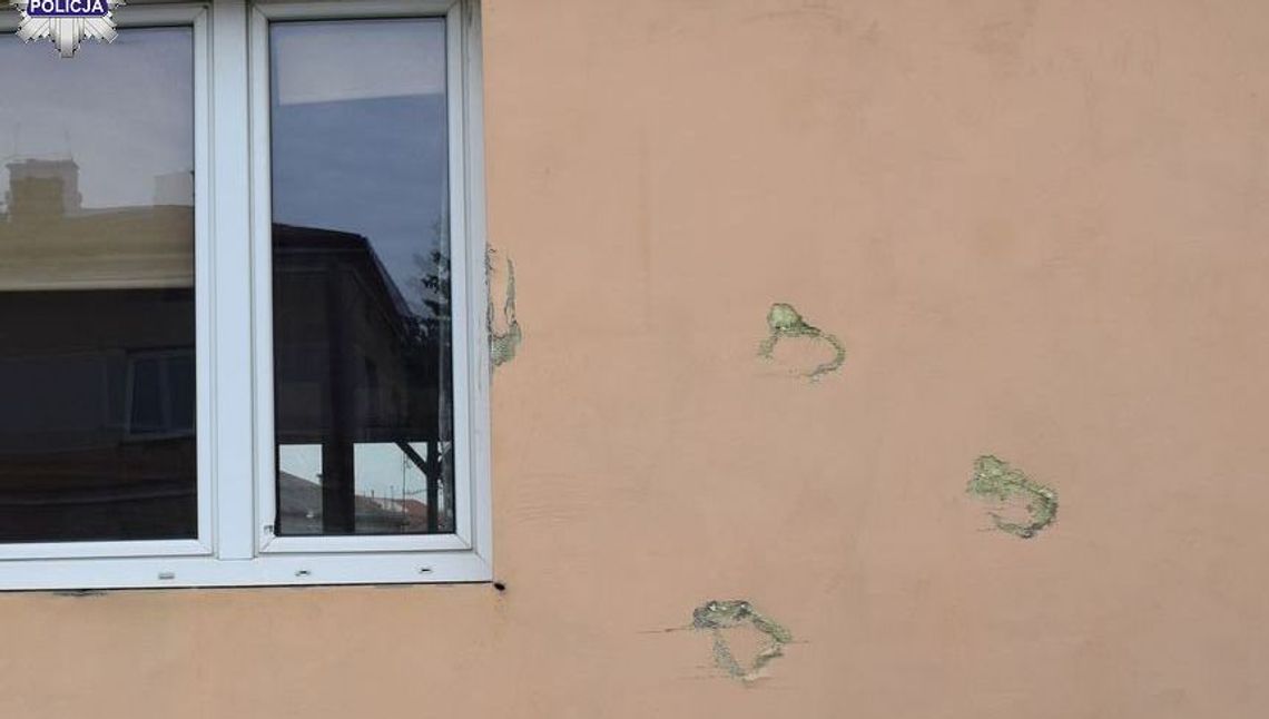 Zamość: Znajomy go zdenerwował więc chwycił kostkę brukową Zamość: Znajomy go zdenerwował więc chwycił kostkę brukową