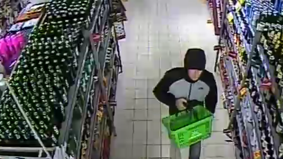 Zamość. Znasz tego mężczyznę? Złodziej sklepowy szarpał się z ochroniarzem