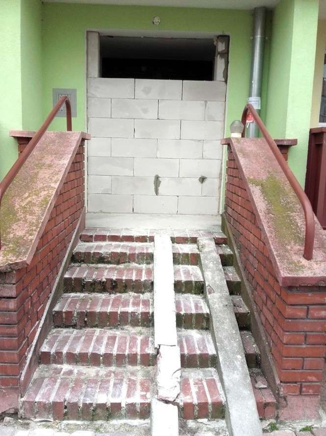 Zamurowali wejścia do bloku, bo były zbyt drogie