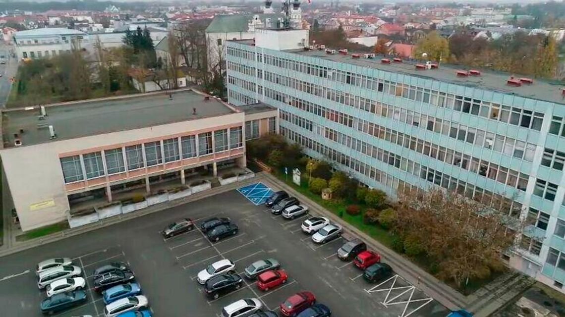 Zamykają duży parking. W jego miejscu stanie siedziba samorządu 