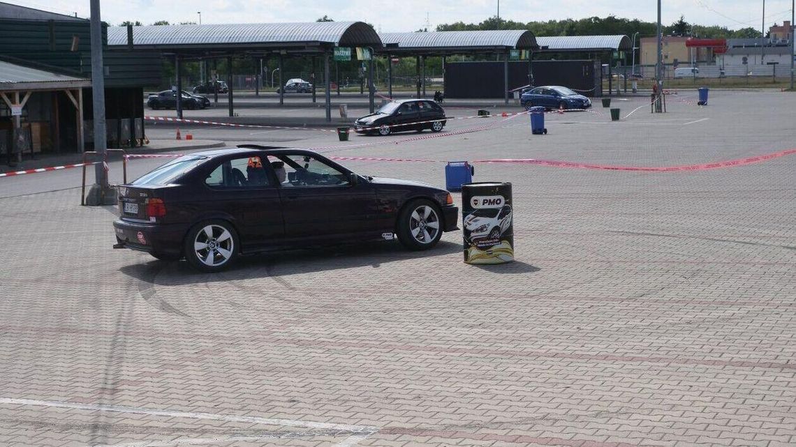 Zapach benzyny i palonej gumy unosił się w powietrzu. Rajdowcy-amatorzy ścigali się na Elizówce