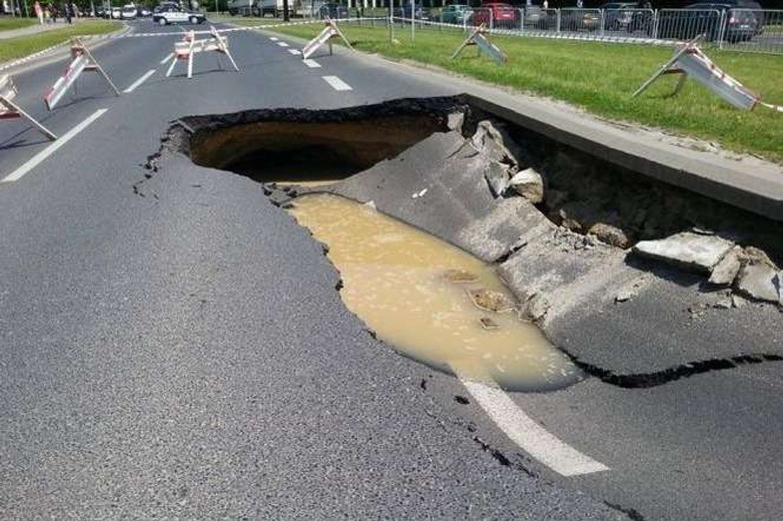 Zapadła się jezdnia na Czechowie. Są objazdy