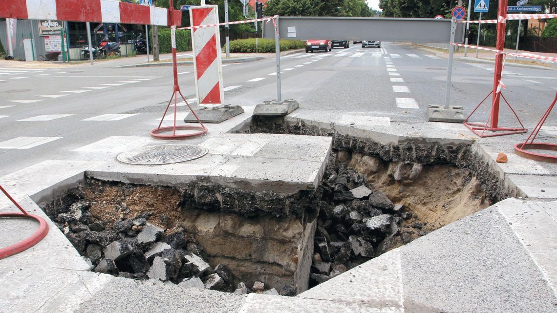 Zapadła się jezdnia w Puławach. Przez tydzień trzeba szukać objazdów Zapadła się jezdnia w Puławach. Przez tydzień trzeba szukać objazdów