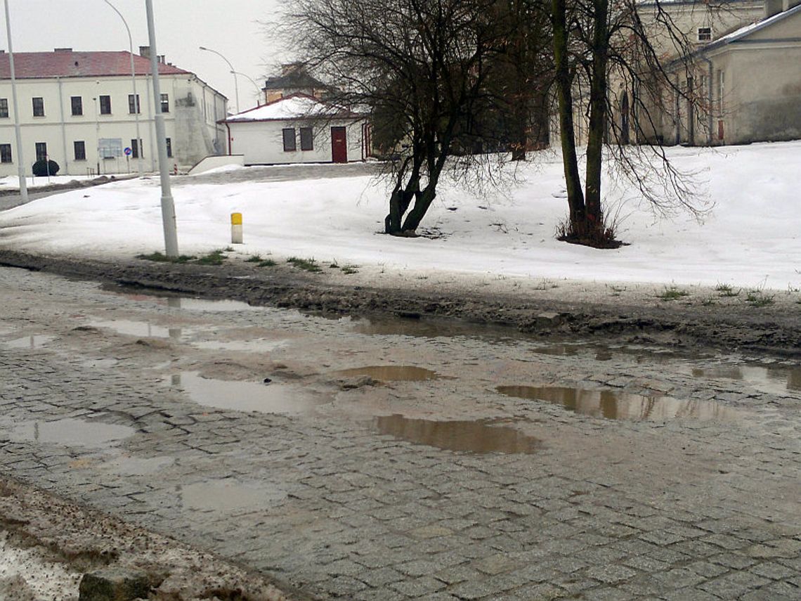 Zapadła się ul. Królowej Jadwigi w Zamościu. Droga zamknięta