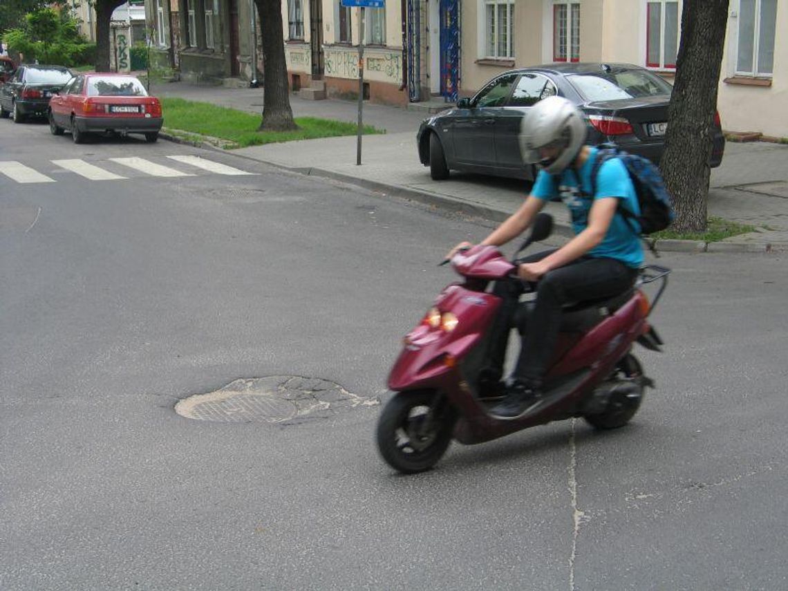 Zapadnięte studzienki, zmora kierowców z Chełma