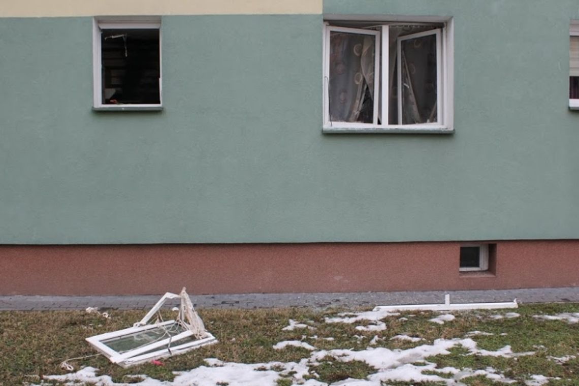 Zapalił papierosa. Wysadziło kuchenkę, wyrwało okno i drzwi