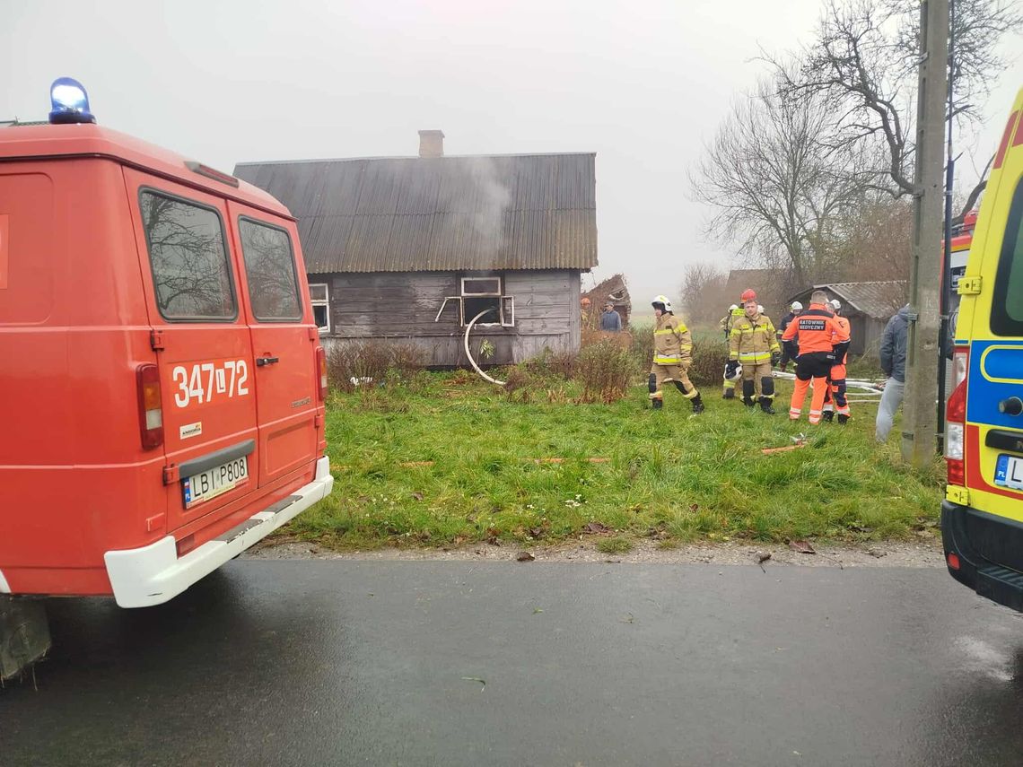 Zapalił się drewniany dom. Strażacy znaleźli ciało staruszki pożar_Rokitno