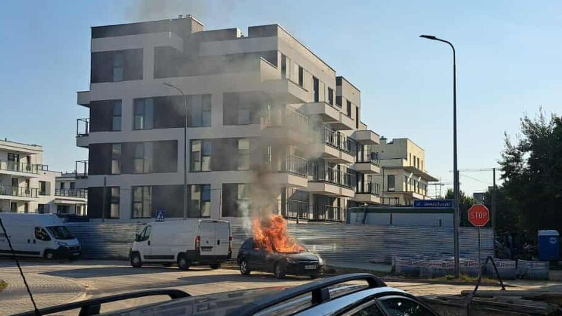 Zapalił się samochód przy ul. Jemiołuszki w Lublinie