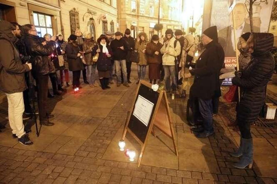 Zapalili znicze dla Piotra S. przed biurami PiS w Lublinie