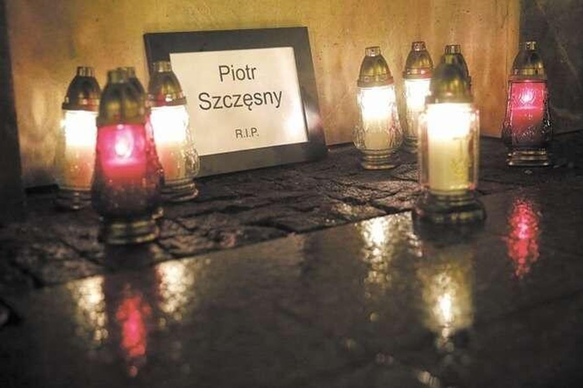 Zapalili znicze dla Piotra Szczęsnego przed Centrum Kultury [zdjęcia]