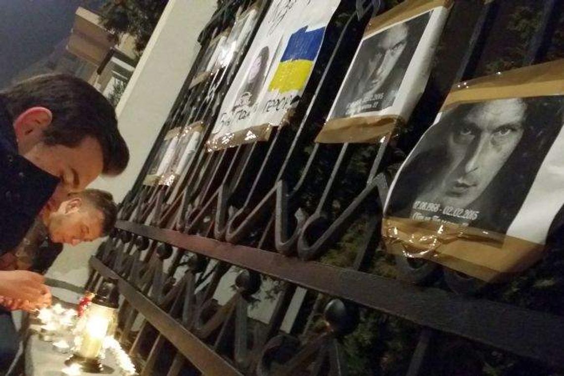Zapalili znicze przy konsulacie i pożegnali Andrija Zapalili znicze przy konsulacie i pożegnali Andrija