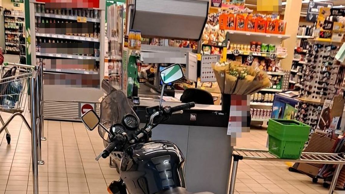Zaparkował motocykl w supermarkecie. A na policjantów trąbił 
