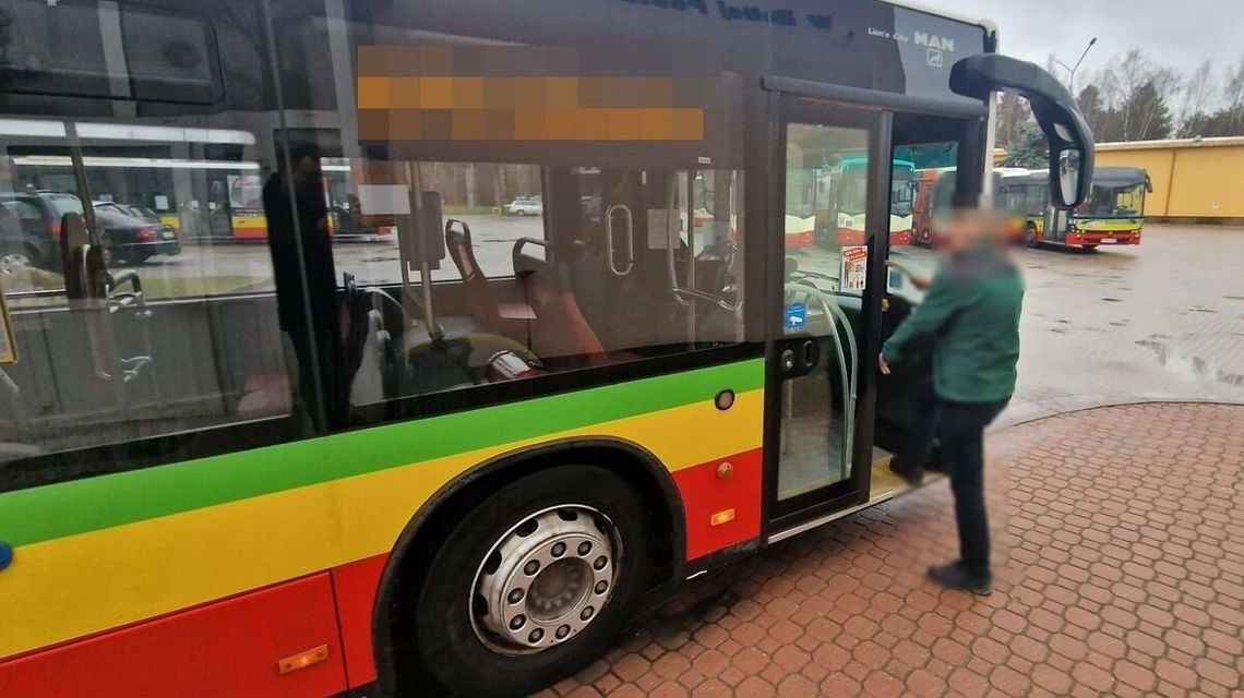 Zaparkował na pętli i uderzył w miejski autobus 