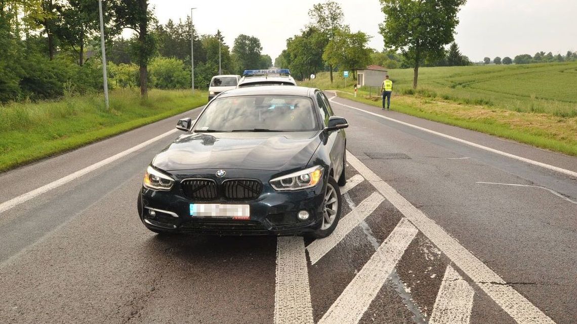 Zaparkował na środku krajówki. Młody kierowca był pijany