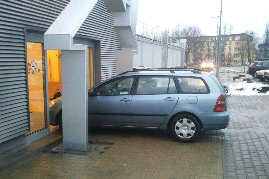 Zaparkował samochodem w drzwiach sklepu. Policja nie mogła pomóc
