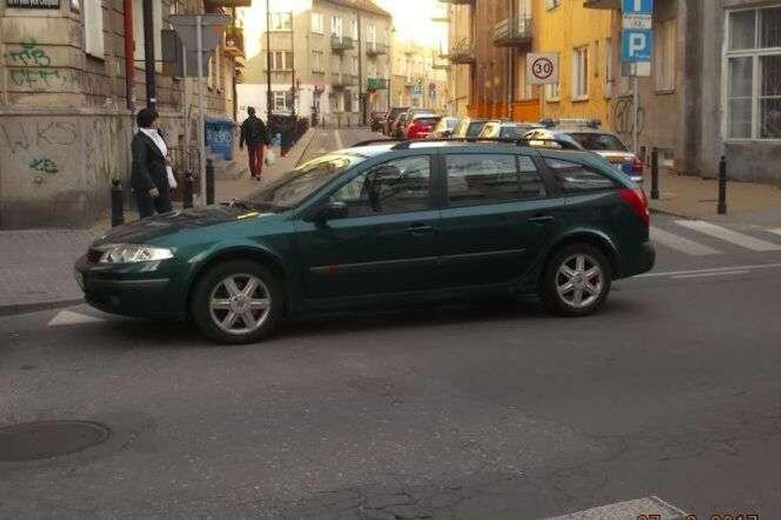 Zaparkowała na środku skrzyżowania i poszła. Wróciła po pół godziny Zaparkowała na środku skrzyżowania i poszła. Wróciła po pół godziny