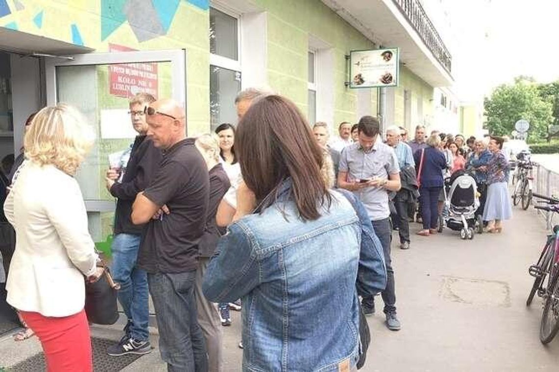 Zapisy na "Lato w mieście". Ogromne kolejki przy domu kultury. Niektórzy czekali kilka godzin