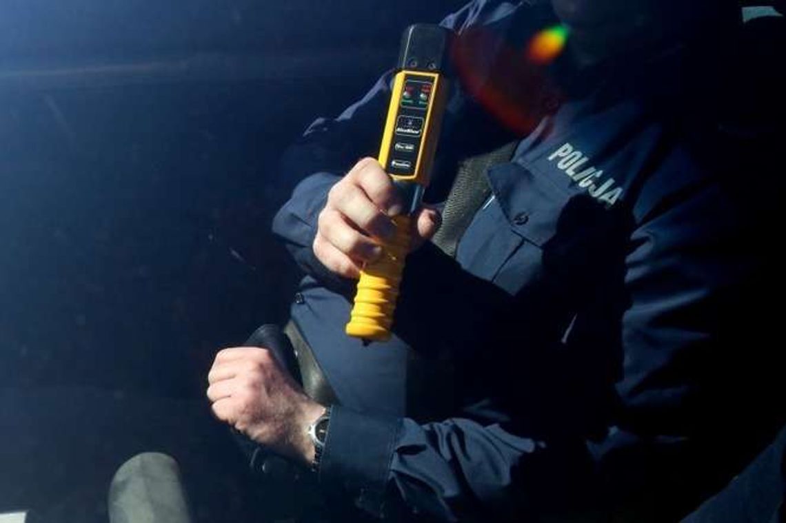 Zapłakany chłopiec szedł ulicą. Matka w domu pijana Zapłakany chłopiec szedł ulicą. Matka w domu pijana