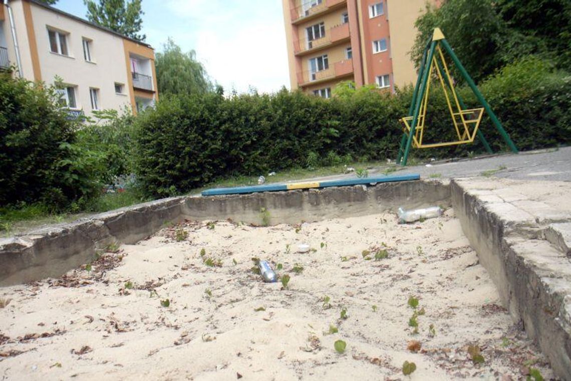 Zapomniana ulica: Rzeka błota przed blokiem, brudny plac zabaw Zapomniana ulica: Rzeka błota przed blokiem, brudny plac zabaw