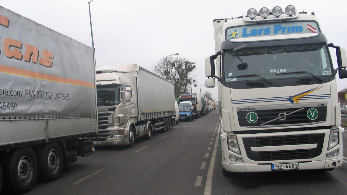 Zapory i przekopy na drogach. Tak Ukraińcy zablokowali dojazdy do granicy z Polską Zapory i przekopy na drogach. Tak Ukraińcy zablokowali dojazdy do granicy z Polską