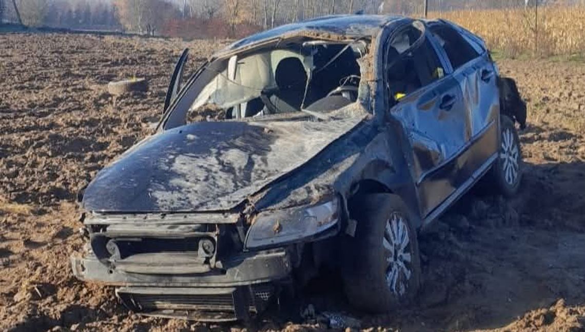 Zapukała o trzeciej nad ranem. Tajemnicza kobieta i volvo na polu Zapukała o trzeciej nad ranem. Tajemnicza kobieta i volvo na polu