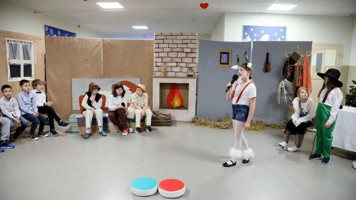 Zapusty, zapusty... wyciągajcie spyrkę z kapusty- ludowe przedstawienie w Zespole Szkół nr 12 Zapusty, zapusty... wyciągajcie spyrkę z kapusty- ludowe przedstawienie w Zespole Szkół nr 12