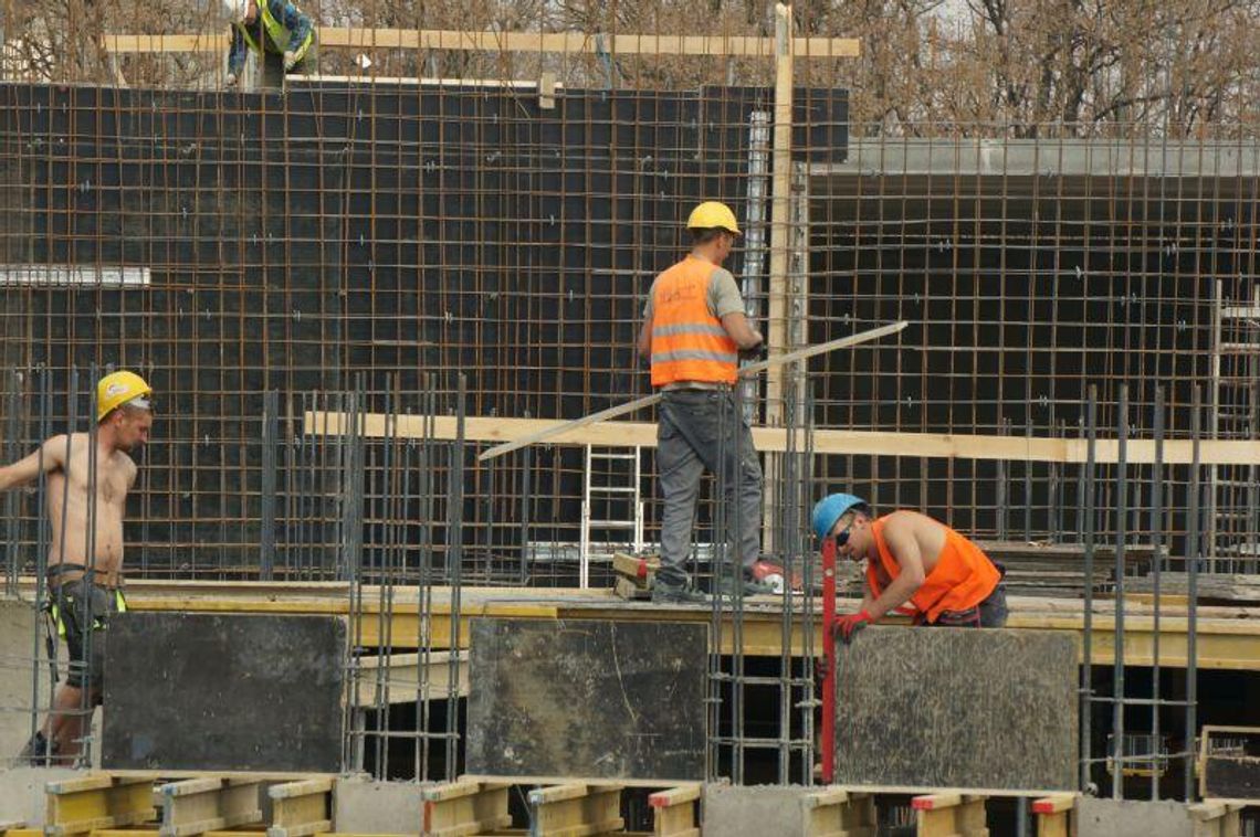 Zarabiamy lepiej niż rok temu. Ale pracy jest mniej