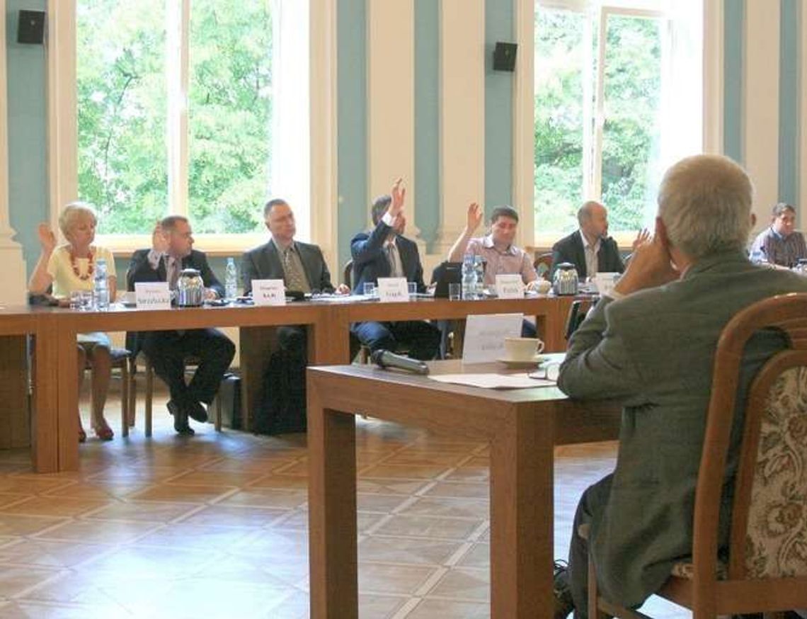 Zarząd powiatu puławskiego z absolutorium. Głosowanie w cieniu afery korupcyjnej