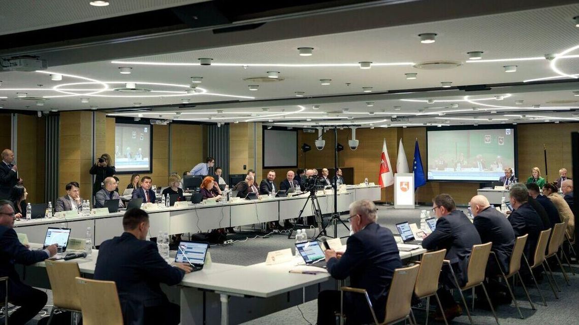 Zarząd województwa z absolutorium. Marszałek: "Dajcie nam trochę tych pieniędzy!" Zarząd województwa z absolutorium. Marszałek: "Dajcie nam trochę tych pieniędzy!"