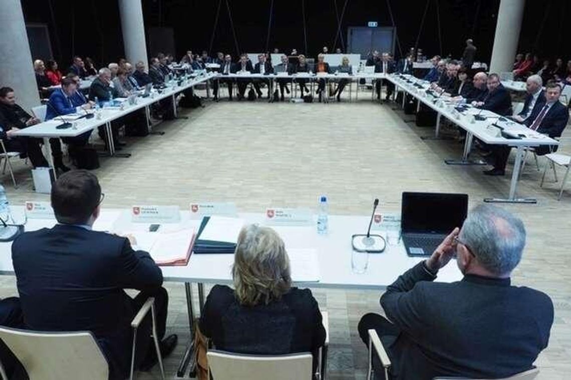 Zarząd województwa z absolutorium. PiS: "Budżet oparty głównie o fundusze UE"