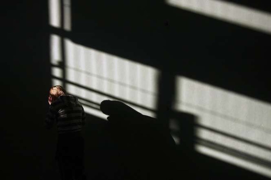 Zarzuca molestowanie adopcyjnemu ojcu. Nowe dowody