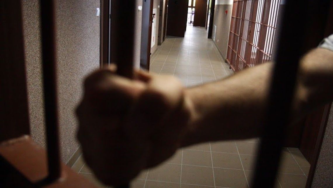 Zarzucają mu przestępstwa seksualne wobec 14-latki. Poczeka na proces za kratkami