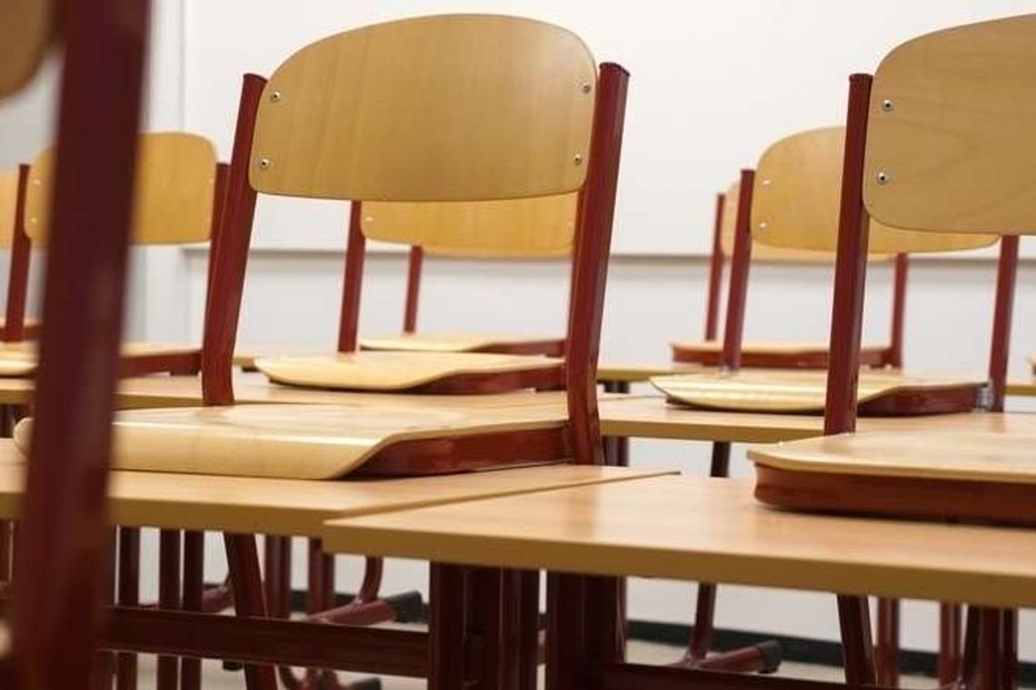 Zarzuty dla nauczycieli i absolwentów za przekręty w szkole