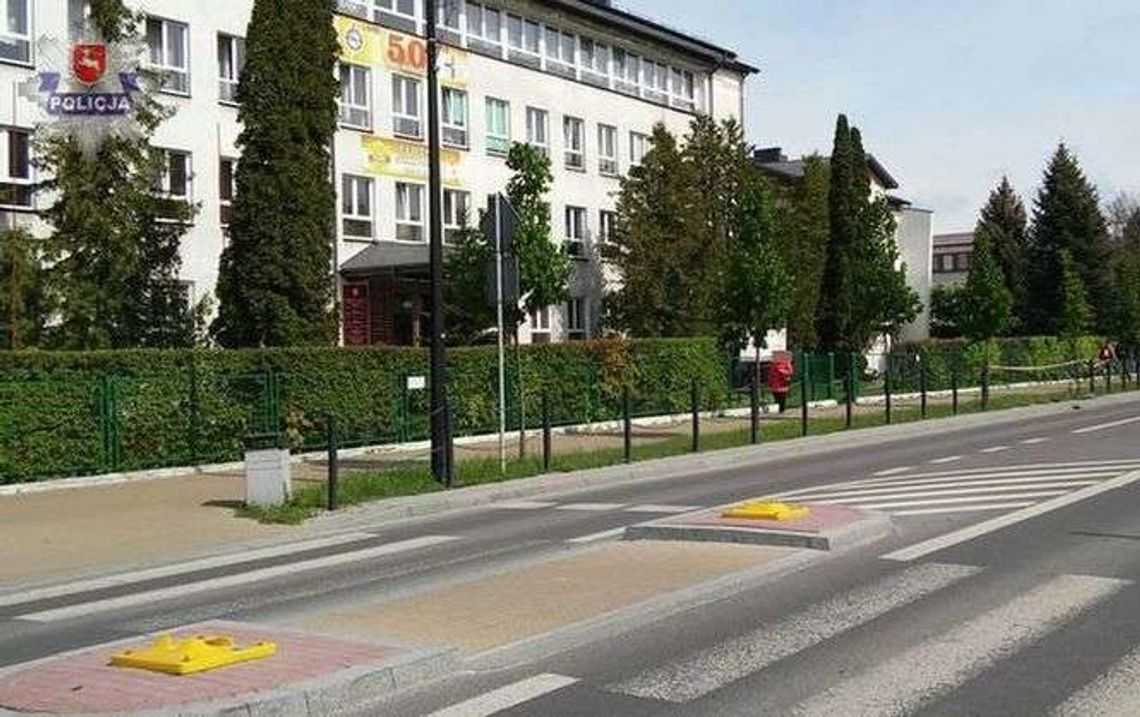 Zasłabł za kierownicą. Uszkodził znaki drogowe, ogrodzenie i wjechał w latarnię