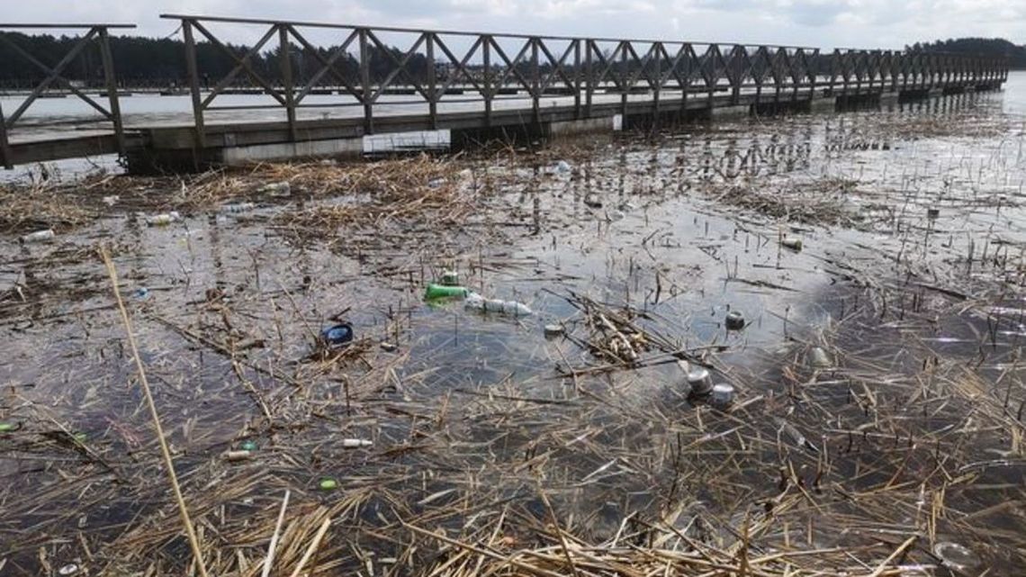 Zaśmiecone Jezioro Białe. Starosta zachęci strażaków do sprzątania 