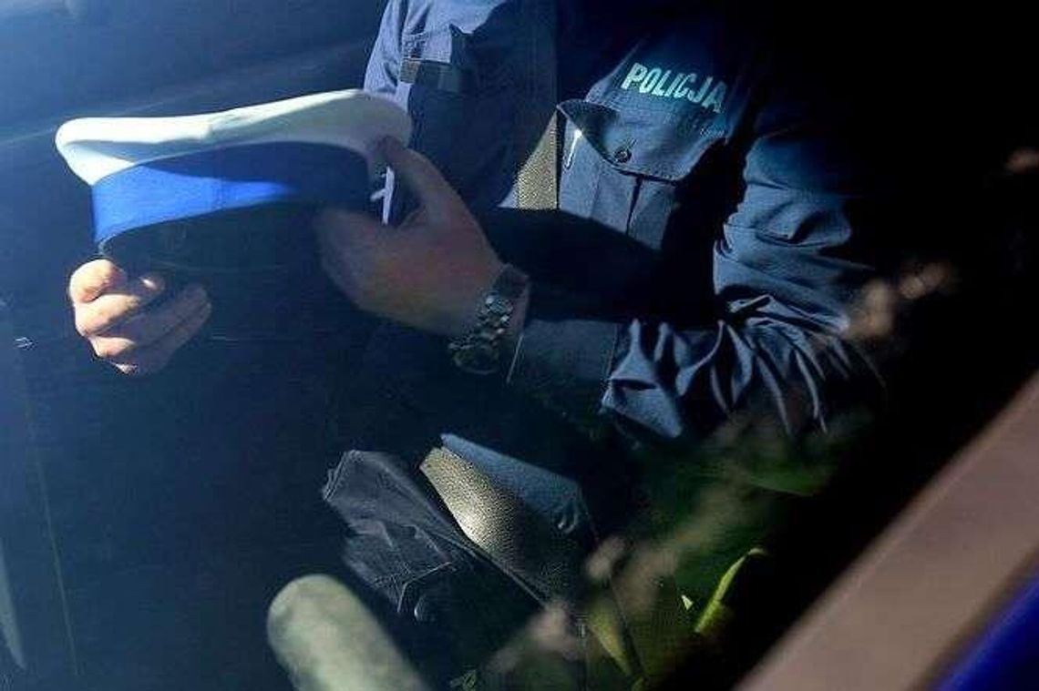 Zasnął na drodze. Policjanci znaleźli w jego samochodzie narkotyki Zasnął na drodze. Policjanci znaleźli w jego samochodzie narkotyki