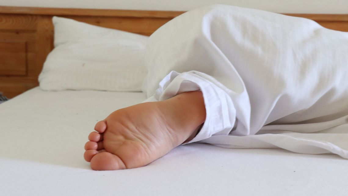 Zasnął na imprezie w swoim mieszkaniu. Rano tego żałował