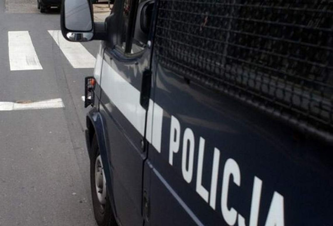 Zasnął na ulicy, proponował policjantom 510 zł