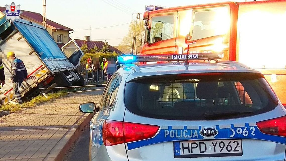 Zasnął za kierownicą i wjechał w ogrodzenie. Kierowca uwięziony w ciężarówce