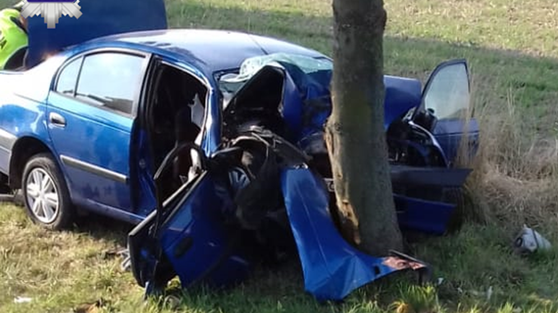 Zasnął za kierownicą, rozbili się na drzewie. Dwie osoby w ciężkim stanie Zasnął za kierownicą, rozbili się na drzewie. Dwie osoby w ciężkim stanie