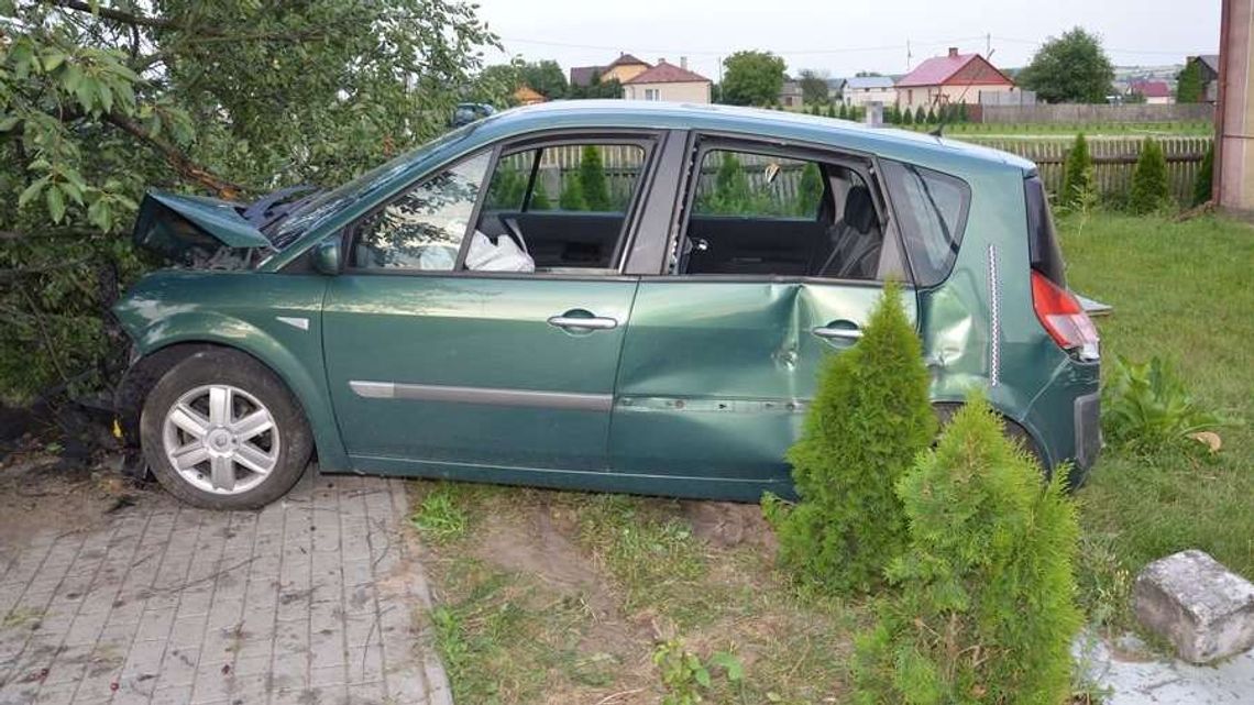 Zasnął za kierownicą. Uderzył w drzewo i ogrodzenie. Trafił do szpitala