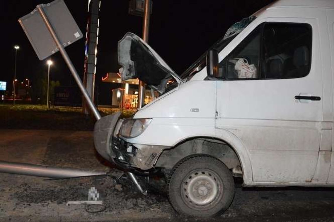 Zasnął za kierownicą, zatrzymał się na latarni koło przejścia [zdjęcia]