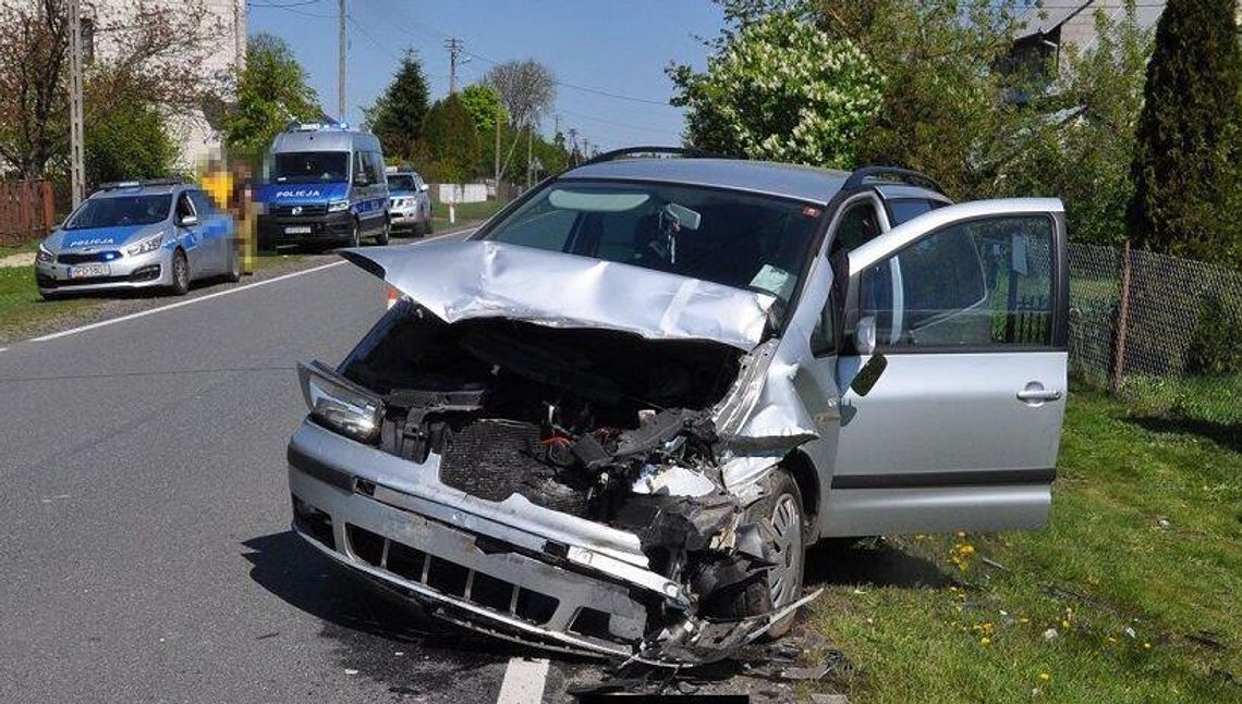 Zasnęła i uderzyła w zaparkowane auto