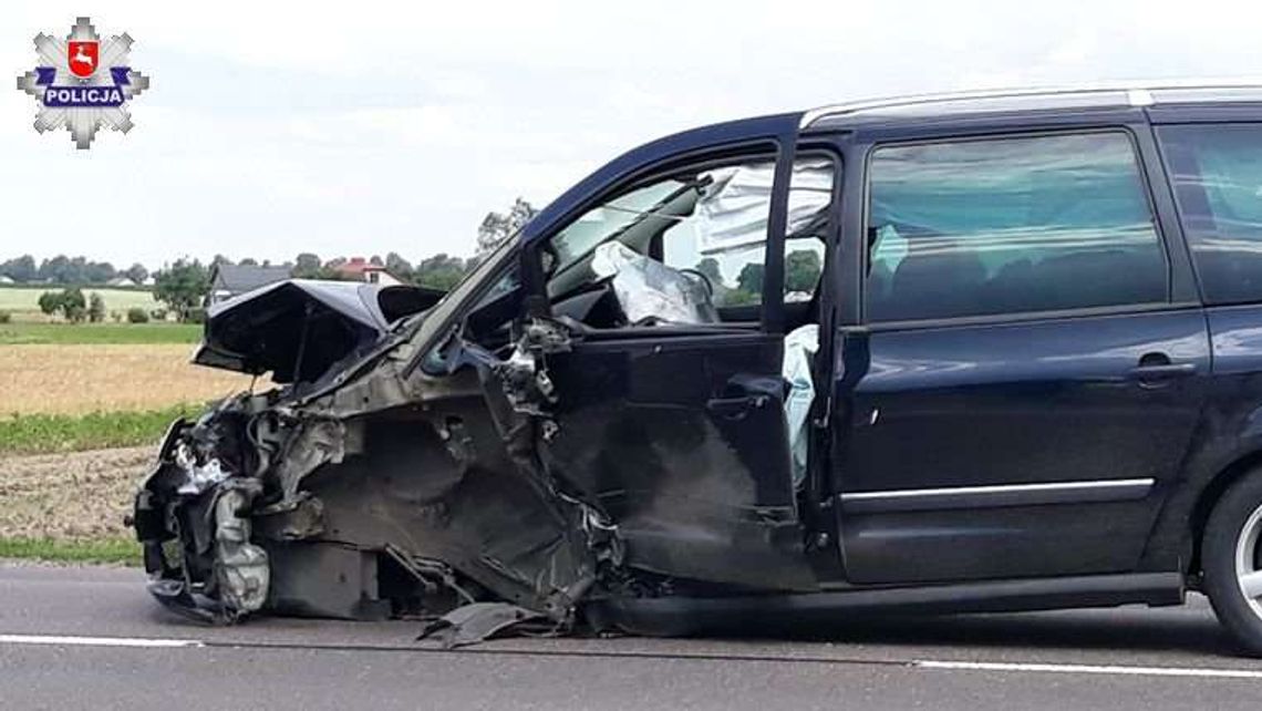 Zasnęła za kierownicą i zjechała na przeciwny pas. Doszło do wypadku [zdjęcia]