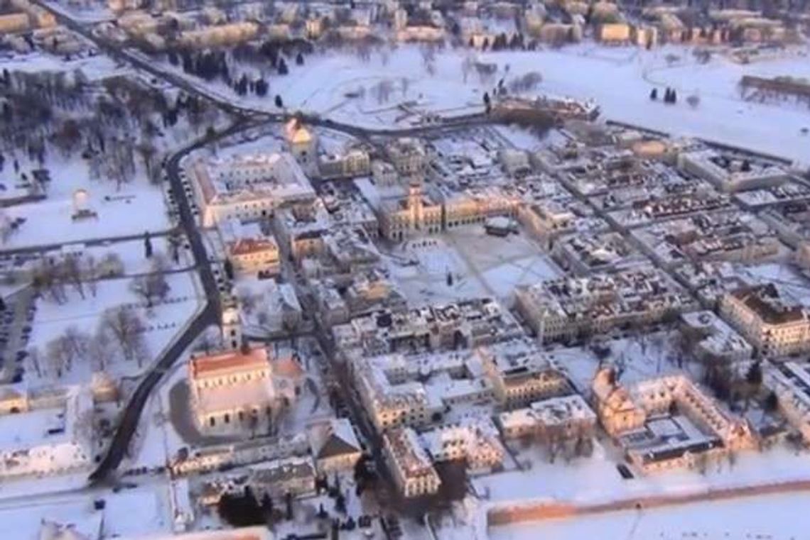 Zaśnieżony Zamość z lotu ptaka (wideo)