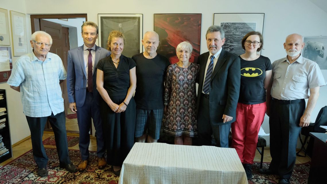 Zaspokajać swoją ciekawość świata. 40 lat kwartalnika literackiego "Akcent"