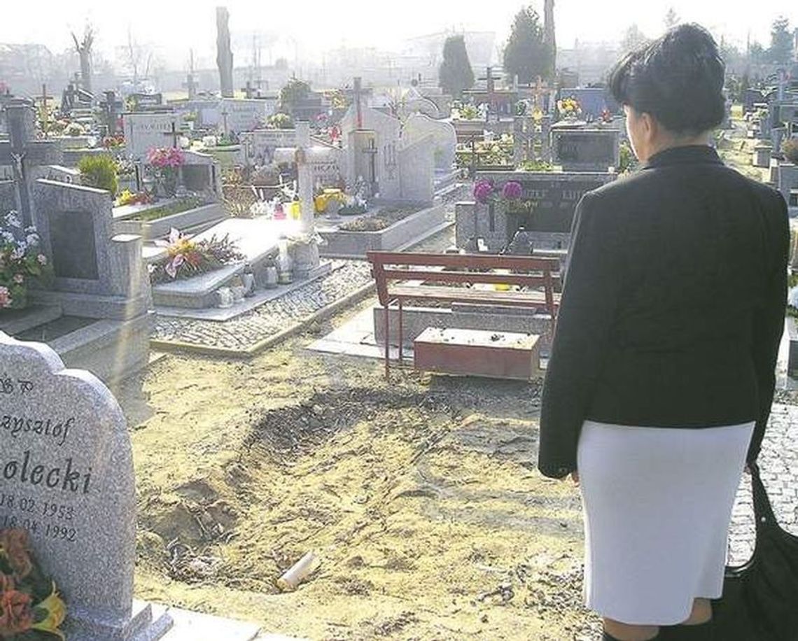 Zastała pusty grób matki. Jedna z sióstr wywiozła zwłoki