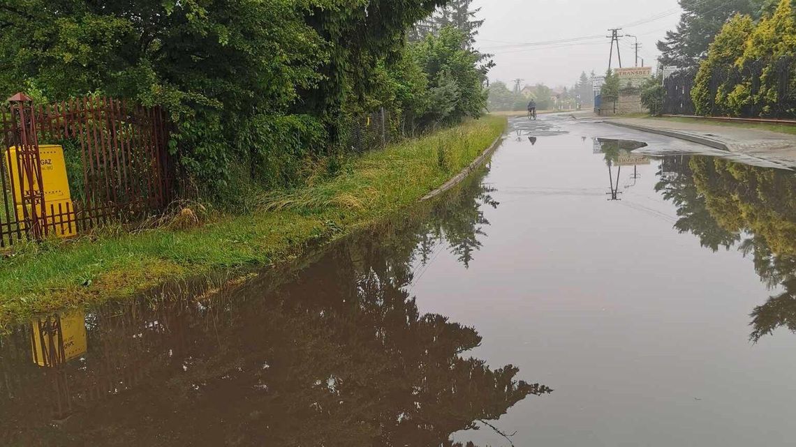 Zastoisko wody przy ulicy. Jedna studnia to za mało? 