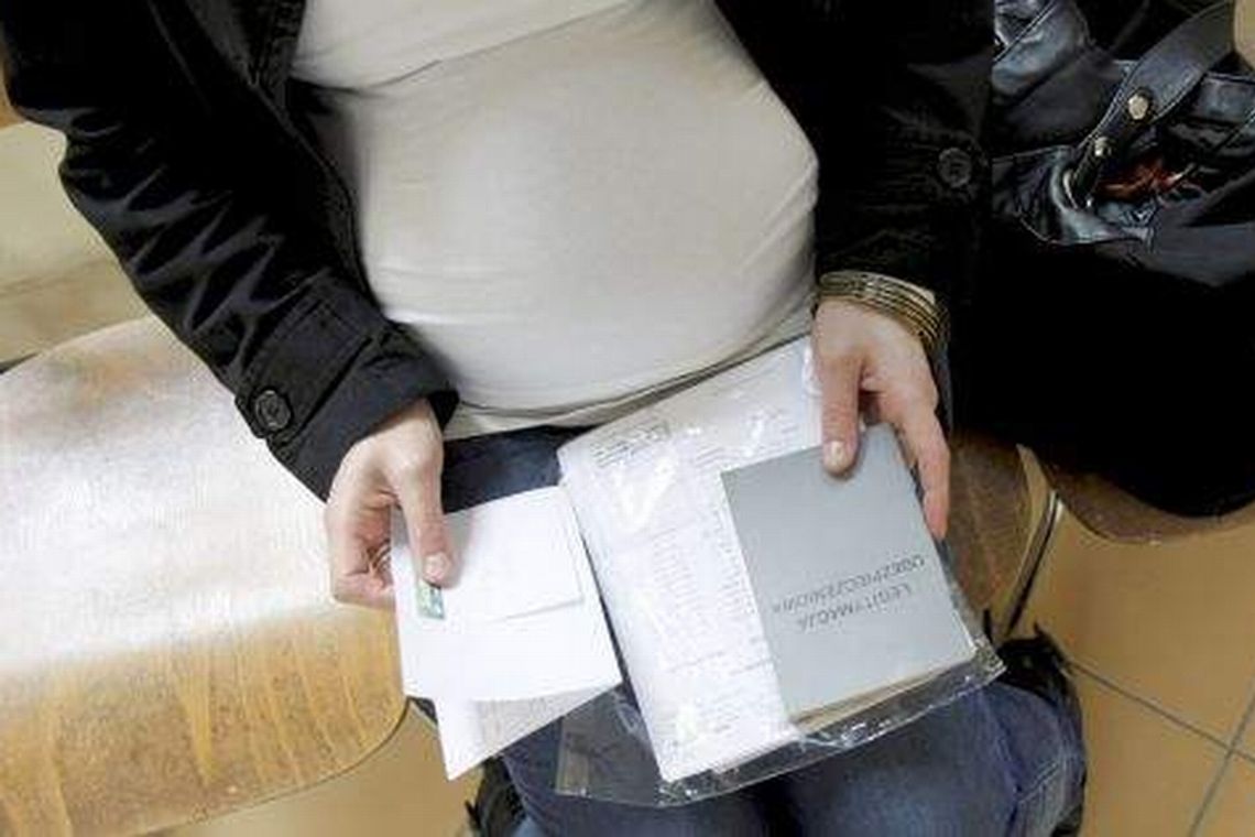 Zasypana droga. Ciężarną do szpitala zawieźli policjanci