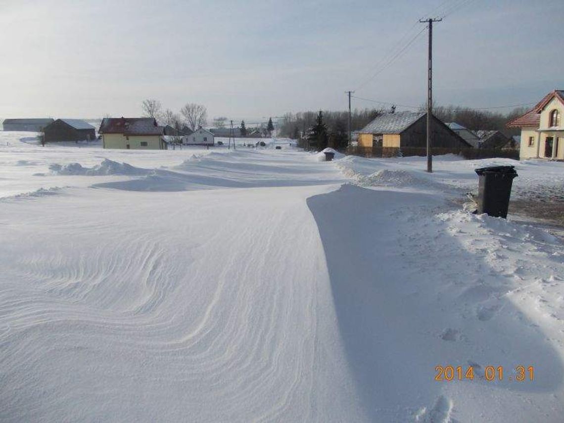 Zasypane drogi w woj. lubelskim. "Nie ma prądu, jesteśmy odcięci" (Wasze zdjęcia)